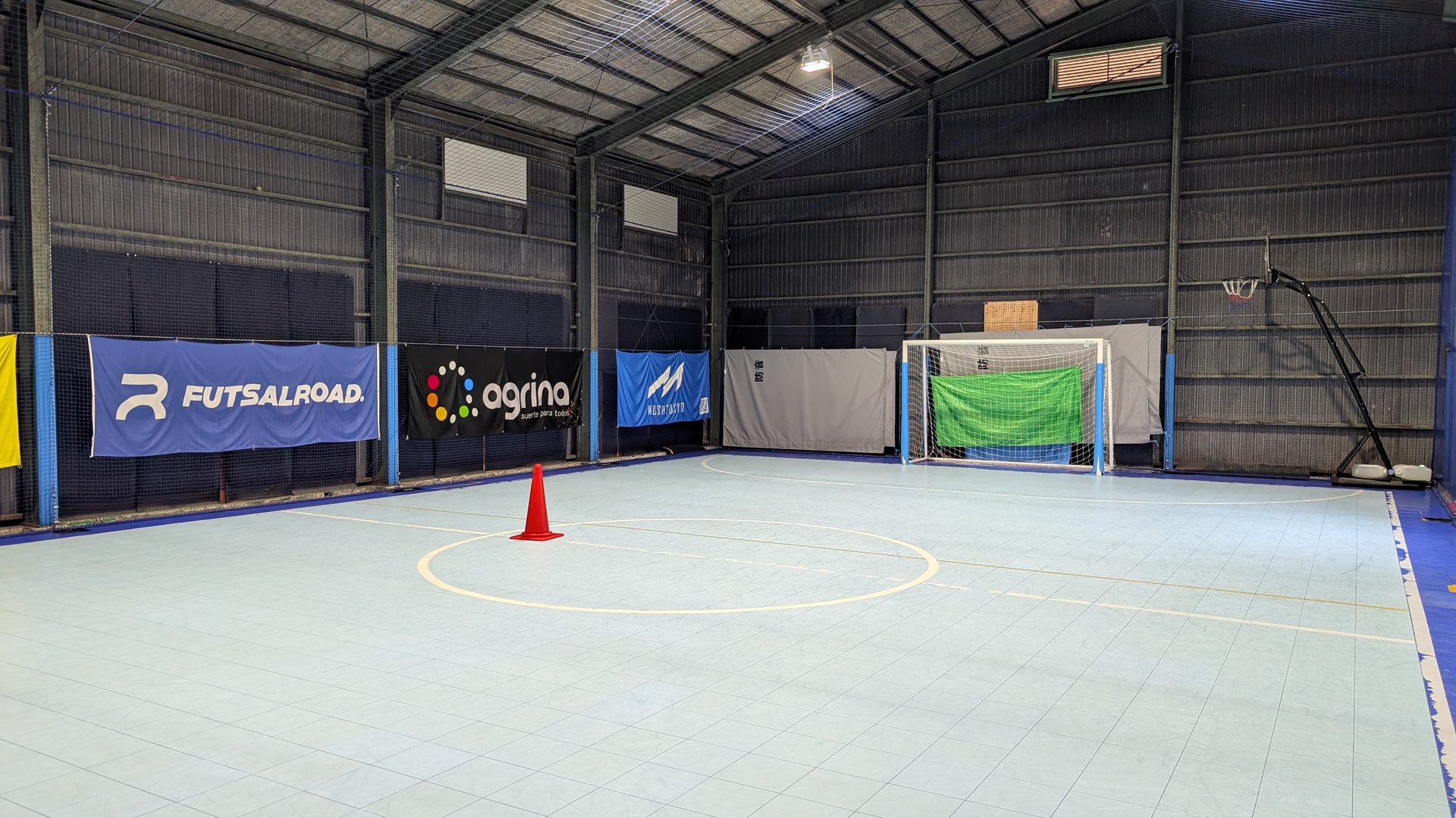 屋内コートの画像